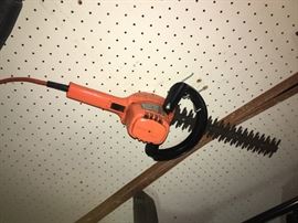 BLACK AND DECKER TRIMMER