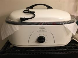 RIVAL 18 QUART ROASTER OVEN WITH REMOVABLE 3-BIN BUFFET SERVER.