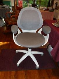 Ergonomic desk chair