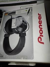 Pioneer HiRes OverEar Headphones, Black SEMS5T ..