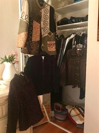 WOMENS CLOTHING SIZE SMALL, 0.  SOME MEDIUM.  GOOD BRANDS INCLUDING CHICO