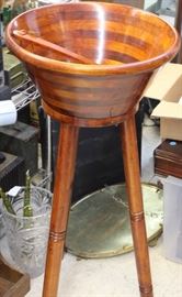 Tableside salad bowl preparer with stand