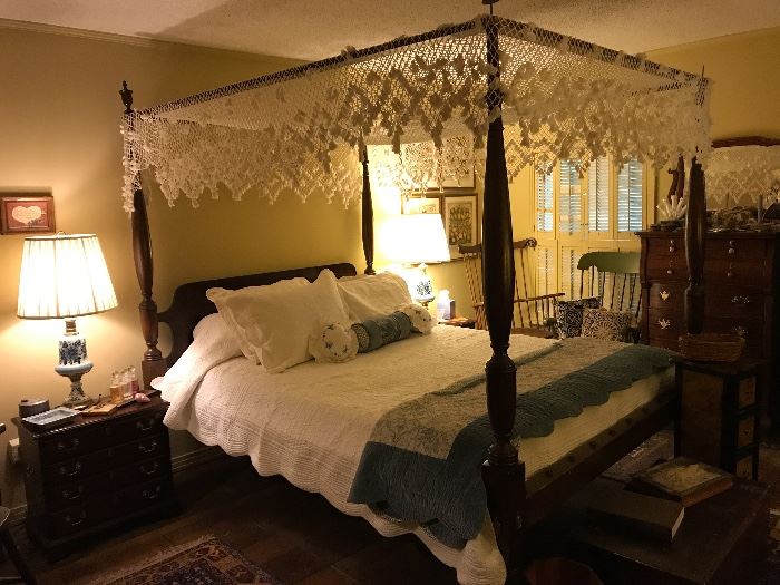 beautiful Virginia Galleries, Henkel Harris tester bed, queen, with crocheted canopy
