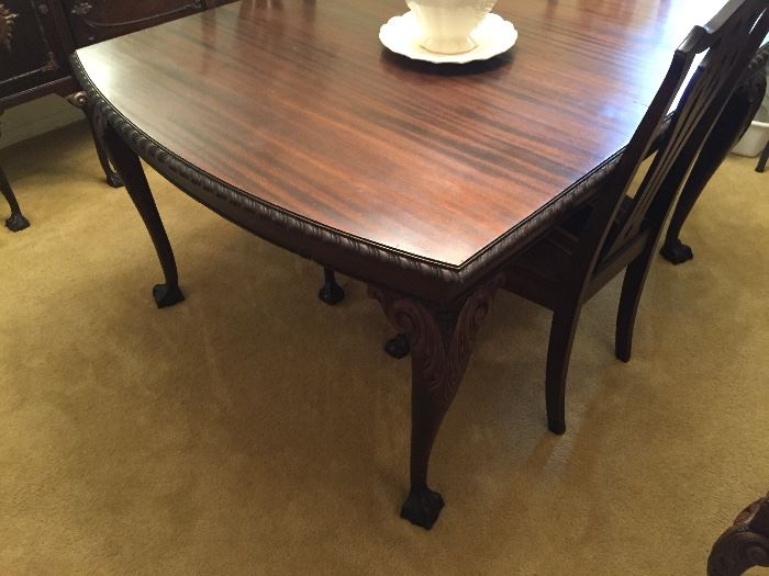 Antique claw-foot table with 3 leaves and 6 chairs 