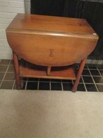 Drop leaf end table