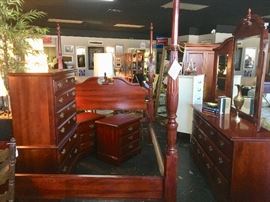 BEAUTIFUL,  5-Piece Matching Mahogany Queen Sized Bedroom Suit