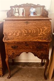 Beautiful quarter sawn oak ladies desk, dainty with mirror and carved lion heads