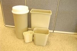 Lot of 5 Various Sized Rubbermaid&nbsp;Waste Baskets
