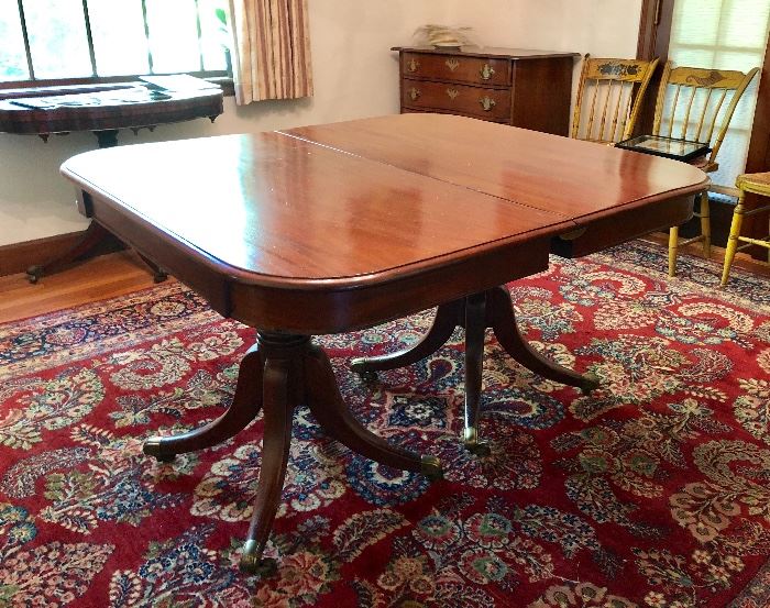 Elegant vintage mahogany extending dining table with double pedestal in the Duncan Phyfe style