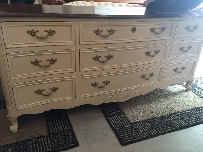 188. Kindle White 9 Drawer Dresser w/ Dark Stained Top 