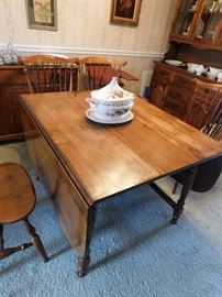 Moosehead maple dining room drop leaf table 4 chairs
