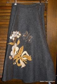 Wool Skirt with embroidered flowers