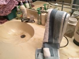 Towel stand