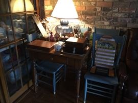 Small Table and 4 chairs - great vintage lamp