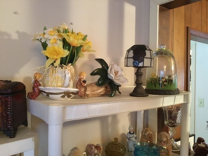 Lamps, flowers, collectibles