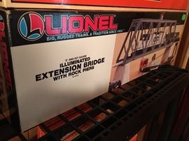 LIONEL ILLUMINATED EXTENSION BRIDGE W/ROCK PIERS