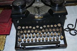 1940S ROYAL TYPEWRITER