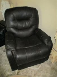 LIKE NEW LEATHER LIFT CHAIR W/HEAT & MASSAGE FEATURES