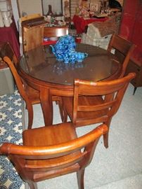 BEAUTIFUL DINING TABLE W/2 LEAFS & 5 CHAIRS