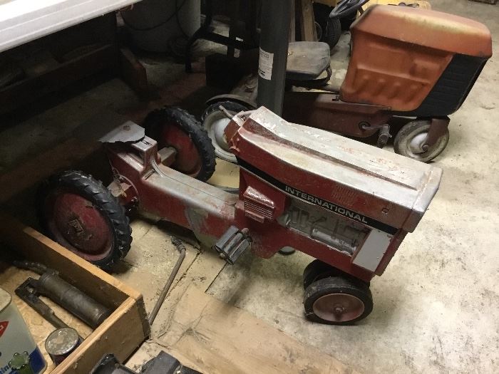 PEDAL TRACTOR