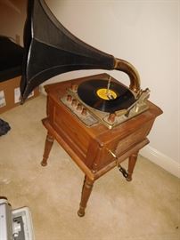 Hand crank phonograph