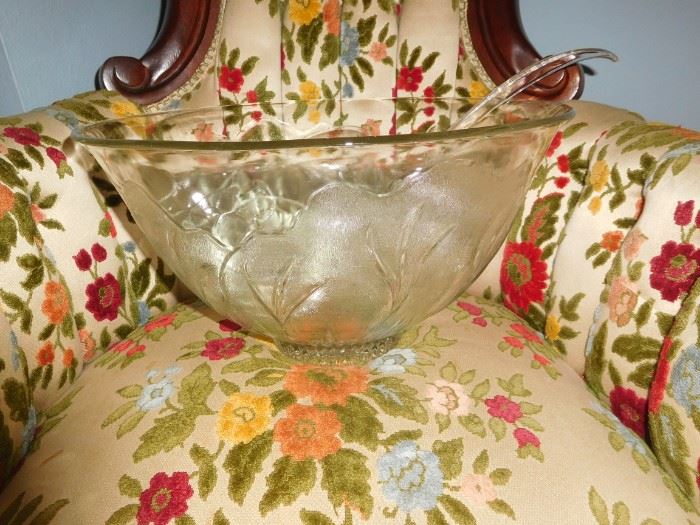 Nice large punch bowl & 12 cups