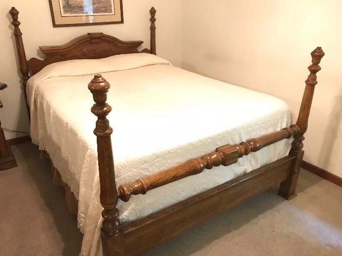 Very nice four poster vintage bed. Great look and beautiful wood. Full size.
