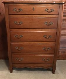 Very nice well made French Provincial style chest of drawers. Classic look. Great price.
