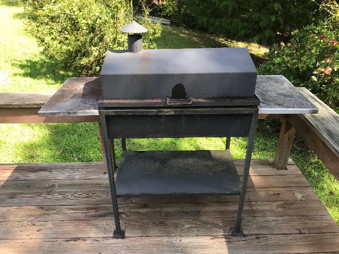 Well made and practical charcoal grill