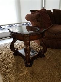 Beautiful End Table with matching Coffee Table!