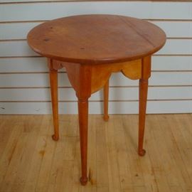 Colonial Style Maple Round Side Table