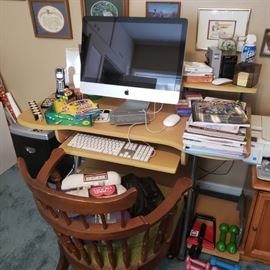 Imac computer, computer desk