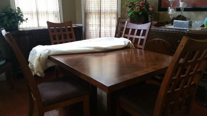 Dining Room Table and 6 Chair Set