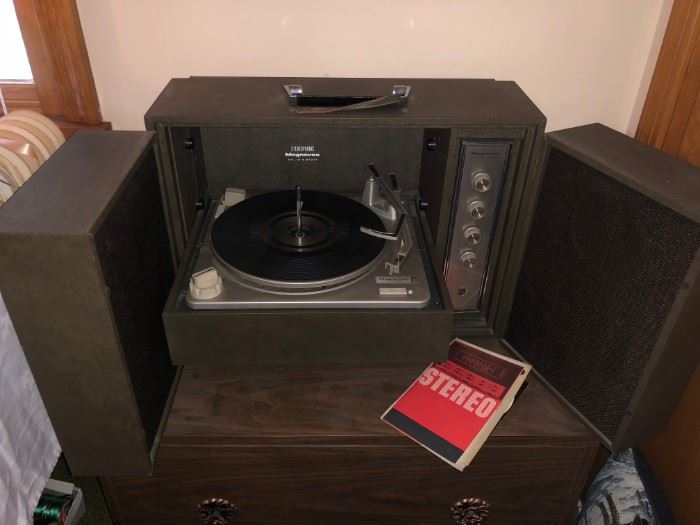 Magnavox Micromatic Portable Record Player Stereophonic Turntable