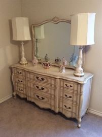 Dresser w/mirror