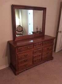 Dresser w/mirror