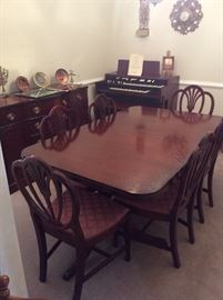 Very nice (flawless) table w/6 chairs