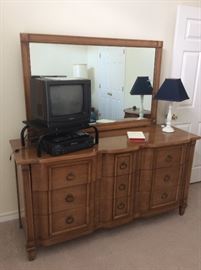 Dresser w/mirror