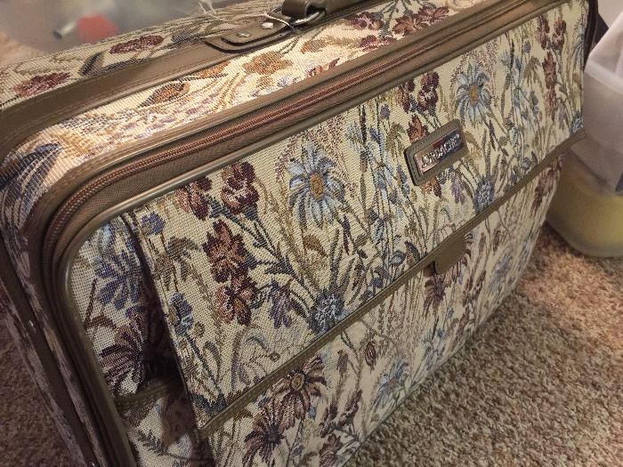 Large tapestry luggage piece 