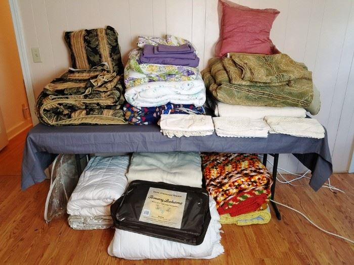 Queen Comforters, Sheet Sets, Blankets: http://www.ctonlineauctions.com/detail.asp?id=763666