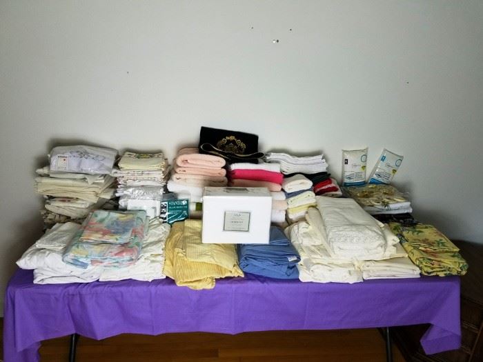Bed Sheet Sets, Towels And More: http://www.ctonlineauctions.com/detail.asp?id=763669