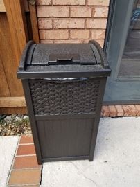 Outdoor trash can