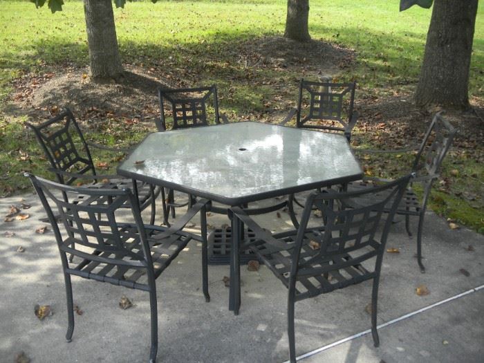 aluminum outdoor table with tempered glass top and 6 chairs