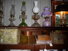 kerosene lamps / boxes 