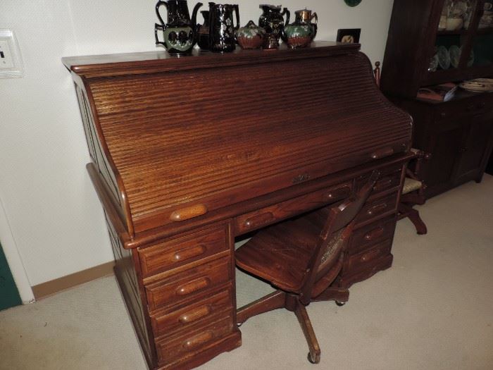 FINE (newer) Roll Top Desk - original price was $1800$ ... this item is in HOME READY / OFFICE READY CONDITION! 