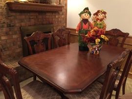 Great dining table w/6 chairs, 2 leaves