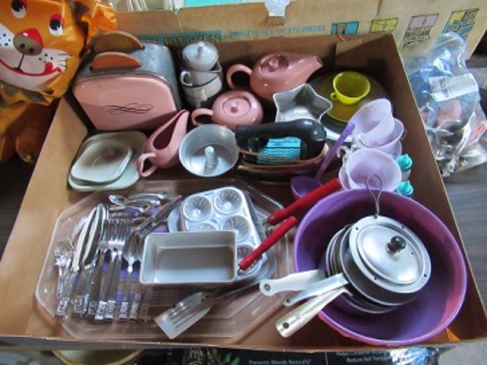 accessories for the kitchen set will give hours of fun for the child
