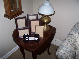 DROP-LEAF LAMP TABLES, FRAMES & BRASS LAMP