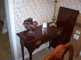 SMALL QUEEN ANNE-STYLE SIDE TABLE & SMALLS