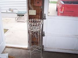 ANOTHER WIRE PLANT STAND